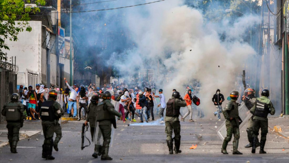 Los antidisturbios venezolanos intentando mediar con los venezolanos.
